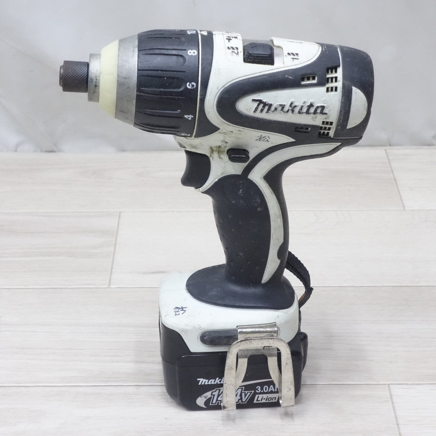 [送料無料] バッテリー2個◆マキタ 充電式 4モード インパクトドライバ TD130DRFXW 電動 工具 充電器 DC18RA makita◆