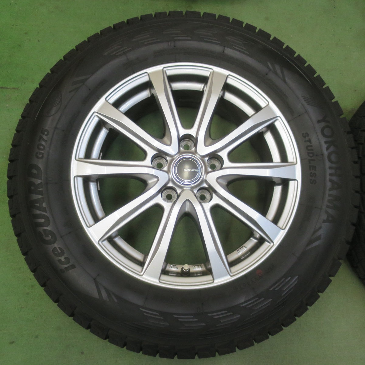 バリ溝！24年！キレイ！9.5分◎スタッドレス 215/70R16 ヨコハマ アイスガード G075 MiLLOUS VX ミルアス 16インチ PCD114.3/5H◎6063001イス