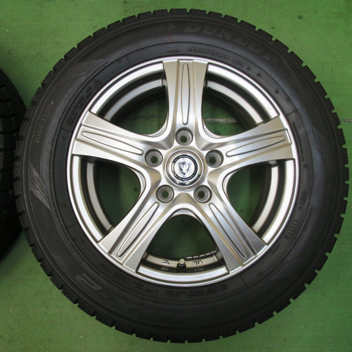 バリ溝！キレイ！9.5分★スタッドレス 195/65R15 ダンロップ DSX-2 VELVA ヴェルヴァ 15インチ PCD114.3/5H★5021103イス