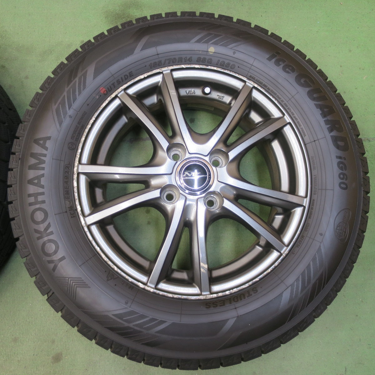 バリ溝！22年！キレイ！9.5分以上◎スタッドレス 185/70R14 ヨコハマ アイスガード iG60 NIRVANA NV ニルバーナ ニルヴァーナ 14インチ PCD100/4H◎6091913イス