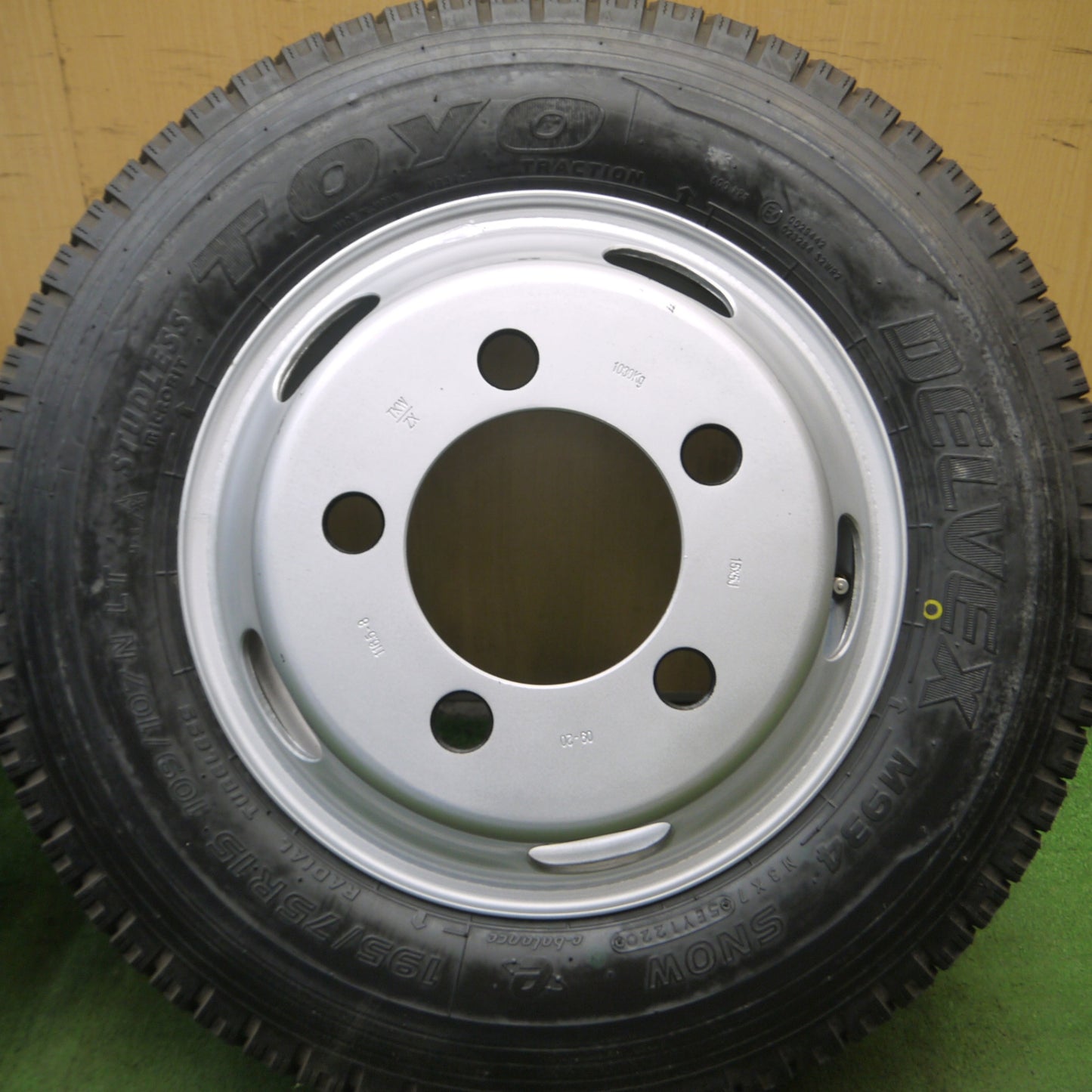 *送料無料* 未使用！20年★トラック タイヤ 195/75R15 109/107N スタッドレス トーヨー デルベックス M934 スチール ホイール 116.5-8 PCD203.2/5H★4073109Hス