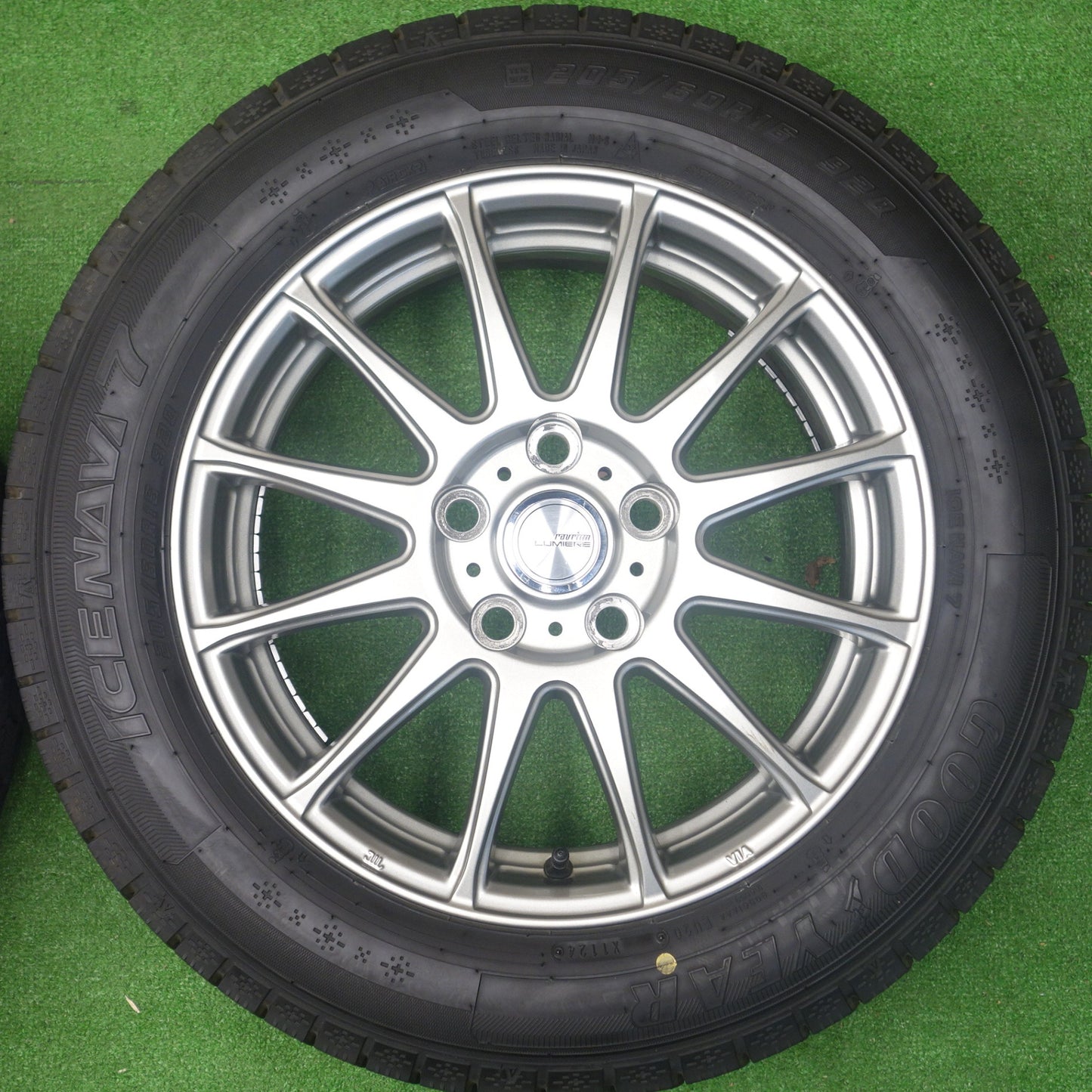 バリ溝！24年！キレイ！9.5分以上★スタッドレス 205/60R16 グッドイヤー アイスナビ7 ravrion LUMIERE ラブリオン 16インチ PCD114.3/5H★6022502KTス