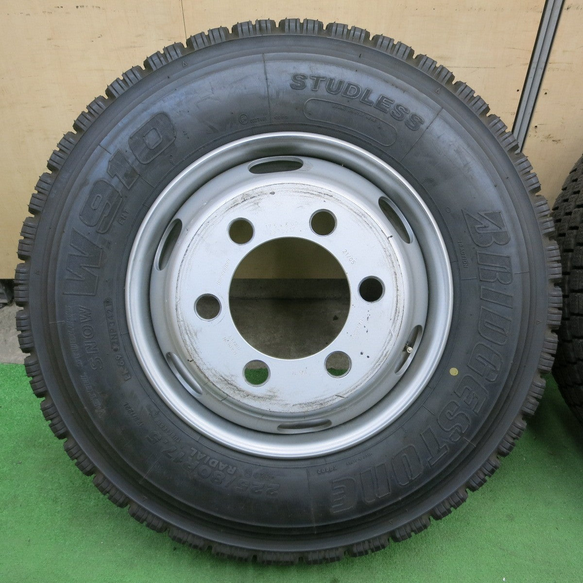 タイヤほぼ未使用！21年★トラック タイヤ 225/80R17.5 123/122L スタッドレス ブリヂストン W910 スチール ホイール 17.5インチ PCD222.25/6H★5050903ナス