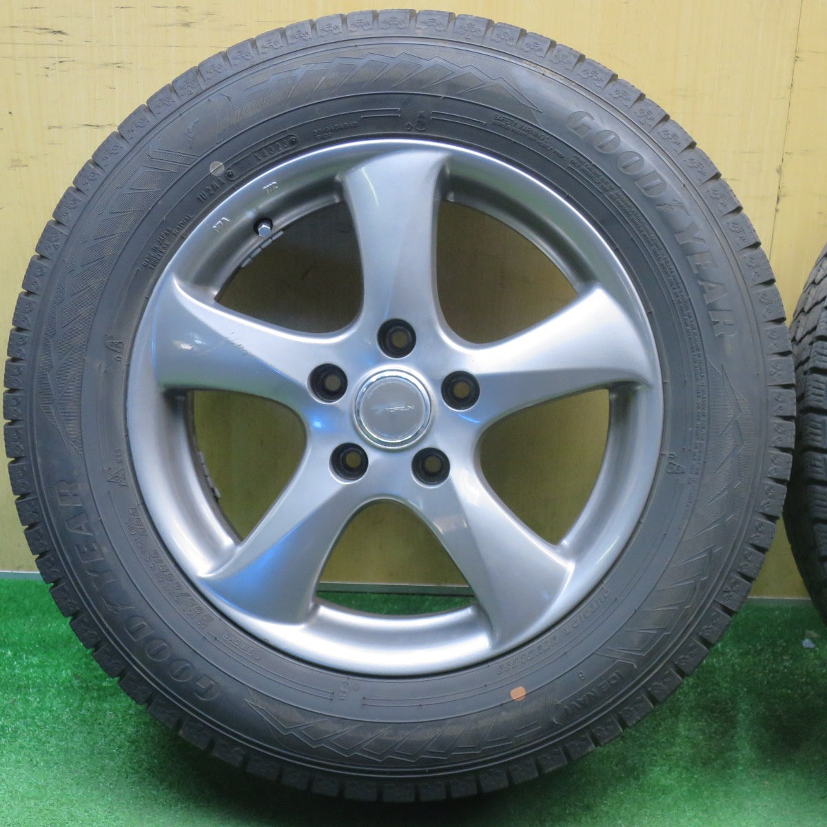 バリ溝！23年！キレイ！9分★スタッドレス 205/65R16 グッドイヤー アイスナビ8 TOPRUN トップラン 16インチ PCD114.3/5H★6021202NJス