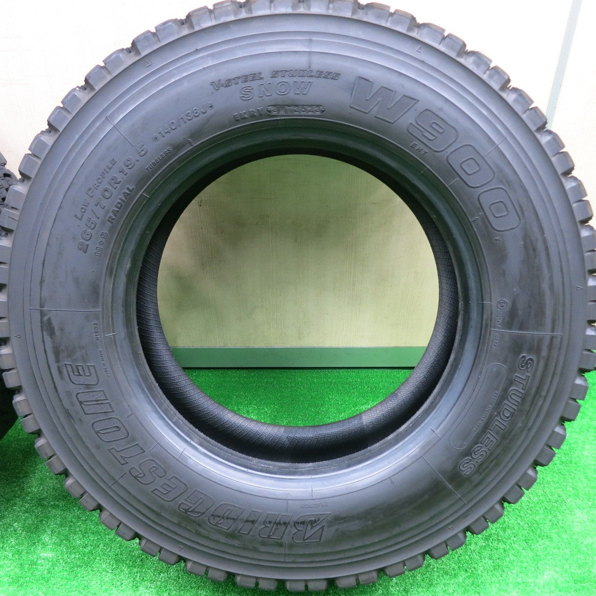 *送料無料* バリ溝！23年！9.5分★トラック タイヤ 265/70R19.5 140/138J スタッドレス ブリヂストン W900 19.5インチ★4072308HAスタ
