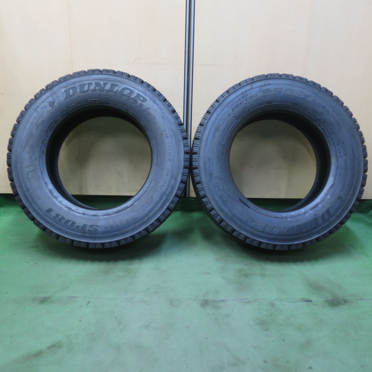未使用！25年！2本★トラック バス タイヤ 245/70R19.5 136/134J スタッドレス ダンロップ デクテス SP081 DECTES 19.5インチ★6040601イスタ