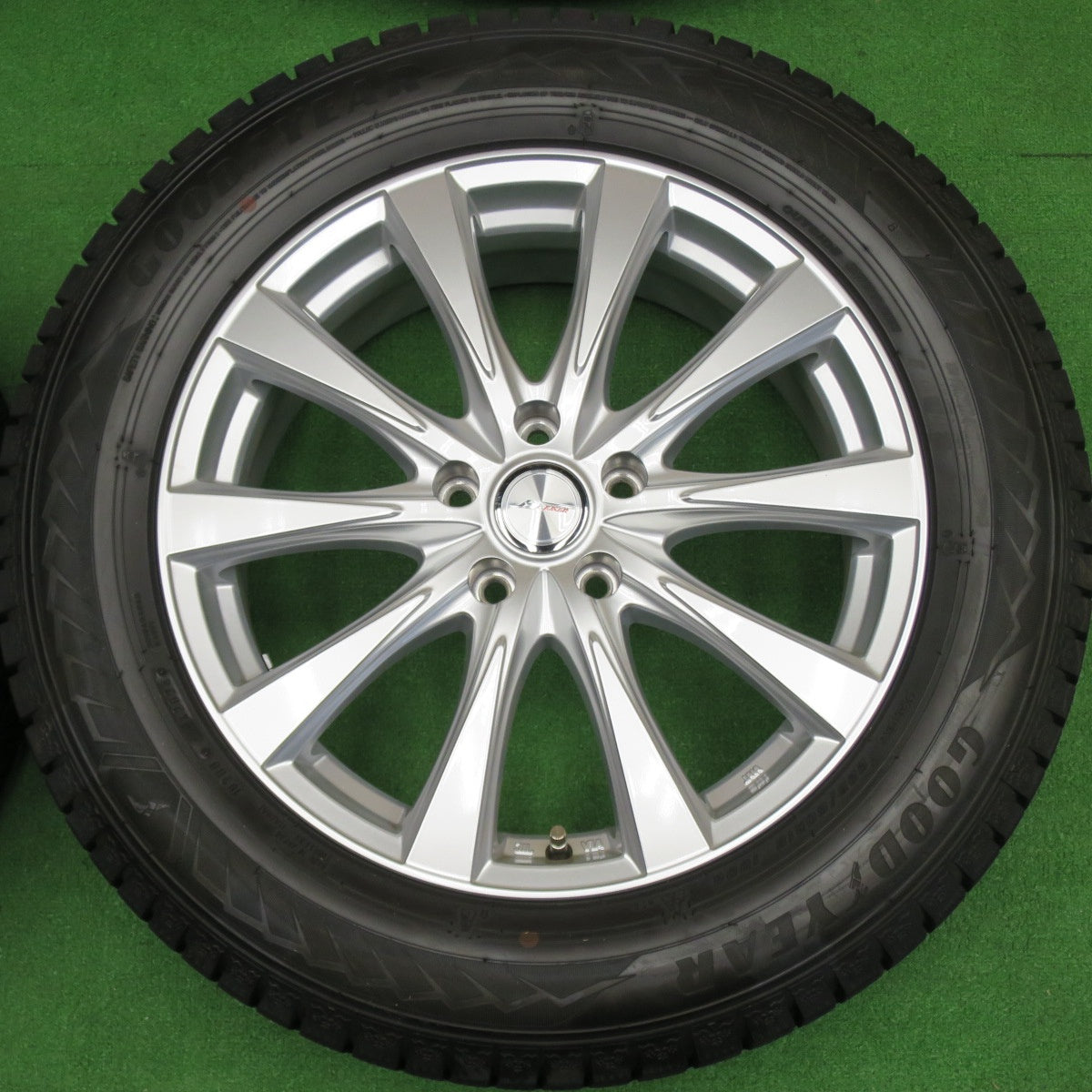バリ溝！24年！キレイ！9.5分以上◎スタッドレス 225/60R18 グッドイヤー アイスナビ8 JOKER ジョーカー 18インチ PCD114.3/5H◎6062701NKス