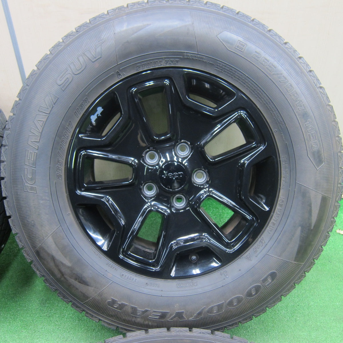 [送料無料] バリ溝！キレイ！8.5分★ジープ ラングラー アンリミテッド 純正 265/70R17 スタッドレス グッドイヤー アイスナビ SUV 17インチ PCD127/5H★4121001TNス