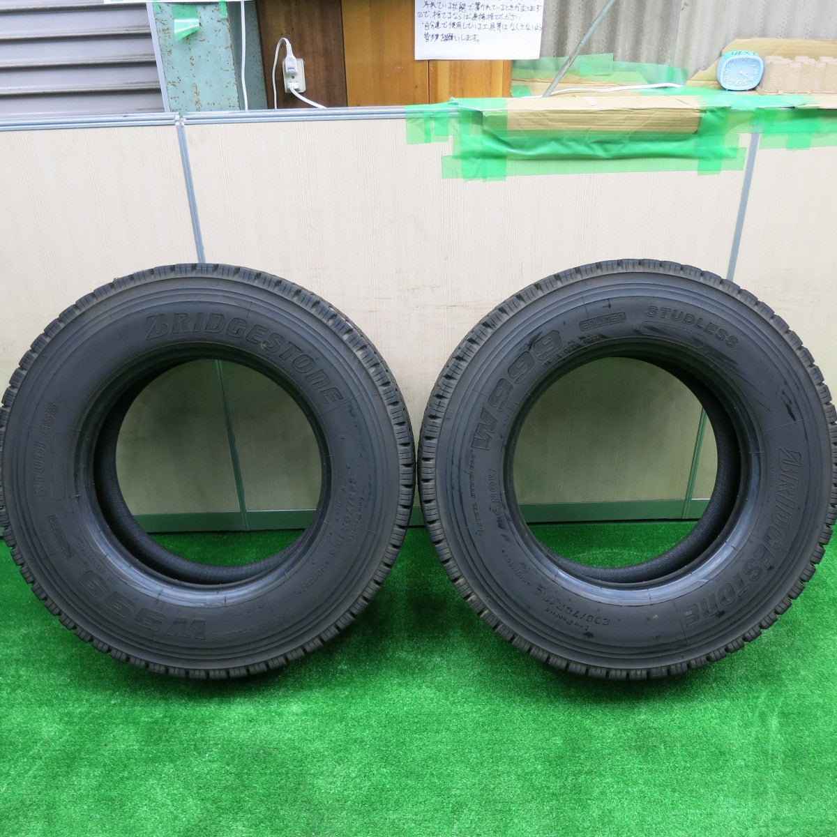 *送料無料* バリ溝！23年！9分★トラック タイヤ 265/70R19.5 140/138J スタッドレス ブリヂストン W999 19.5インチ★4072305HAスタ