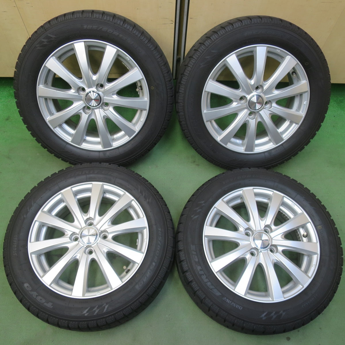 バリ溝！22年！キレイ！9.5分◎スタッドレス 185/60R15 トーヨー オブザーブ ガリット GIZ ravrion RS01 ラブリオン 15インチ PCD100/4H◎6091902イス