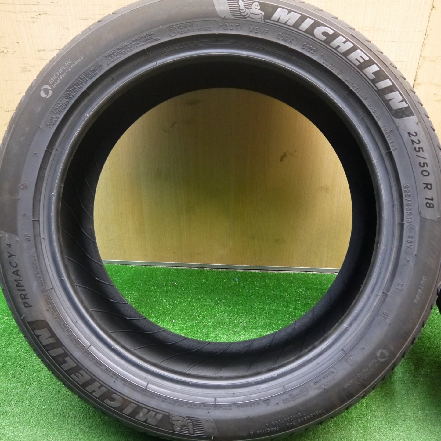 [送料無料] バリ溝！22年！9分★225/50R18 ミシュラン プライマシー4 タイヤ 18インチ C-HR エスティマ ヴェゼル オデッセイ スカイライン 等★5031403Hノタ