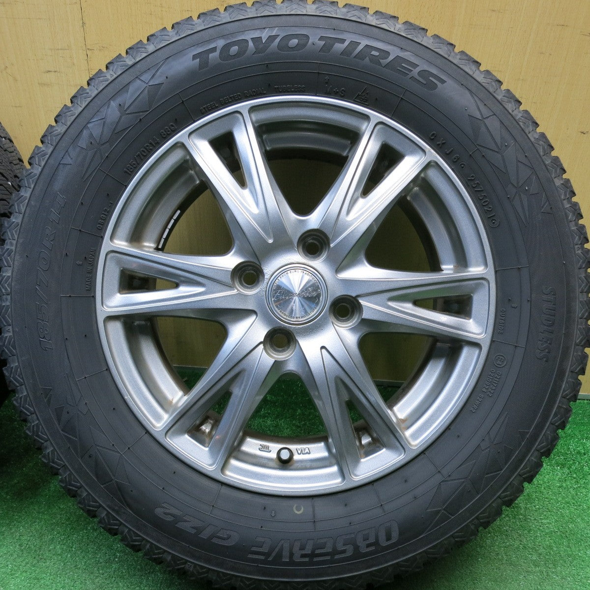 バリ溝！8.5分★スタッドレス 185/70R14 トーヨー オブザーブ GIZ2 Exceeder エクシーダー 14インチ PCD100/4H★6011104HAス