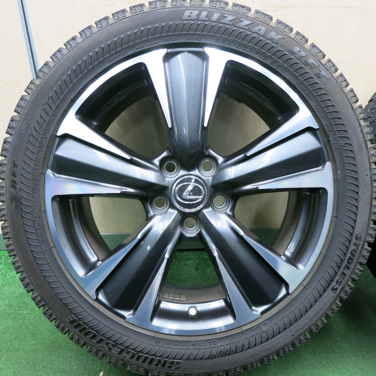 *送料無料* バリ溝！キレイ！8.5分★レクサス UX バージョンL 純正 225/50R18 スタッドレス ブリヂストン ブリザック RFT PCD114.3/5H★4051509HAス