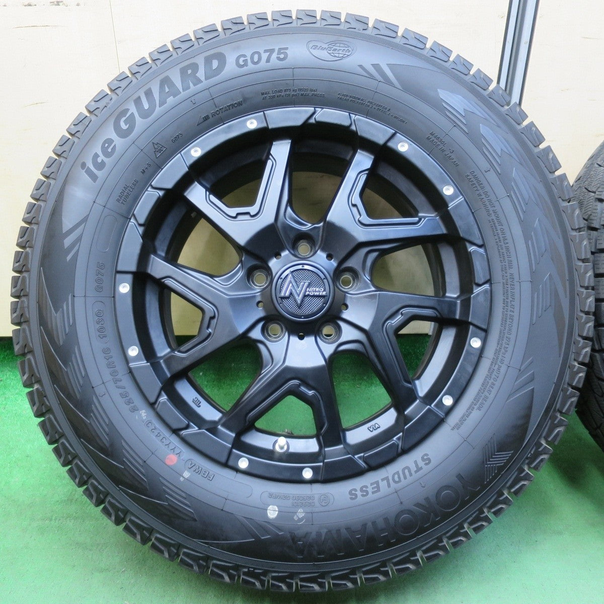 バリ溝！23年！キレイ！9.5分以上★NITRO POWER DERINGER 225/70R16 スタッドレス ヨコハマ アイスガード G075 ナイトロパワー デリンジャー 16インチ PCD114.3/5H★5032405イス