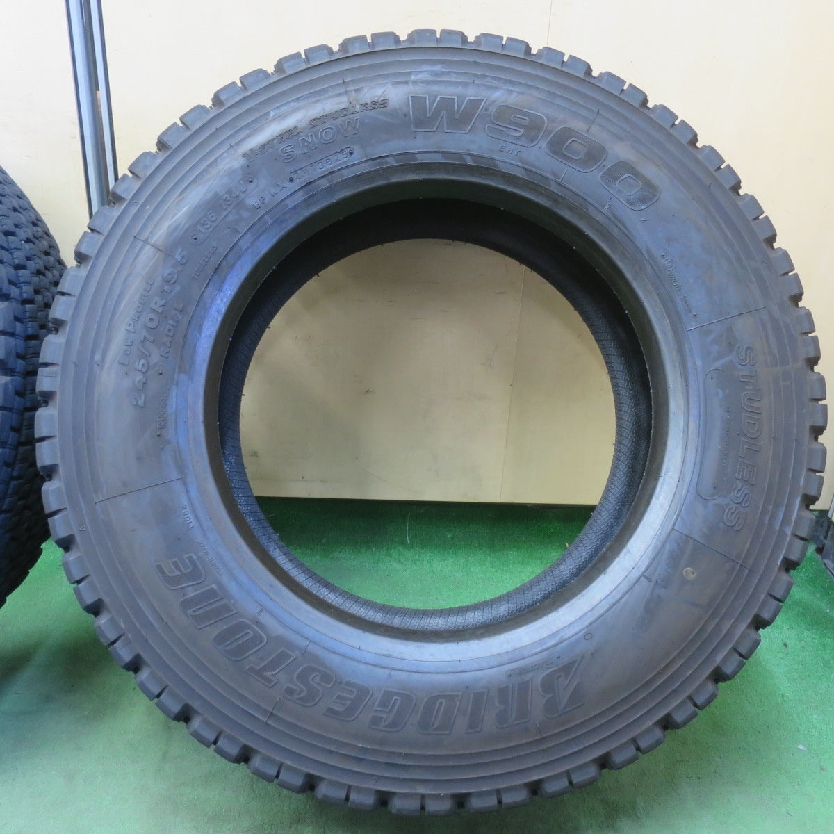 バリ溝！25年！9分★トラック タイヤ 245/70R19.5 136/134J スタッドレス ブリヂストン W900 19.5インチ★6050512イスタ
