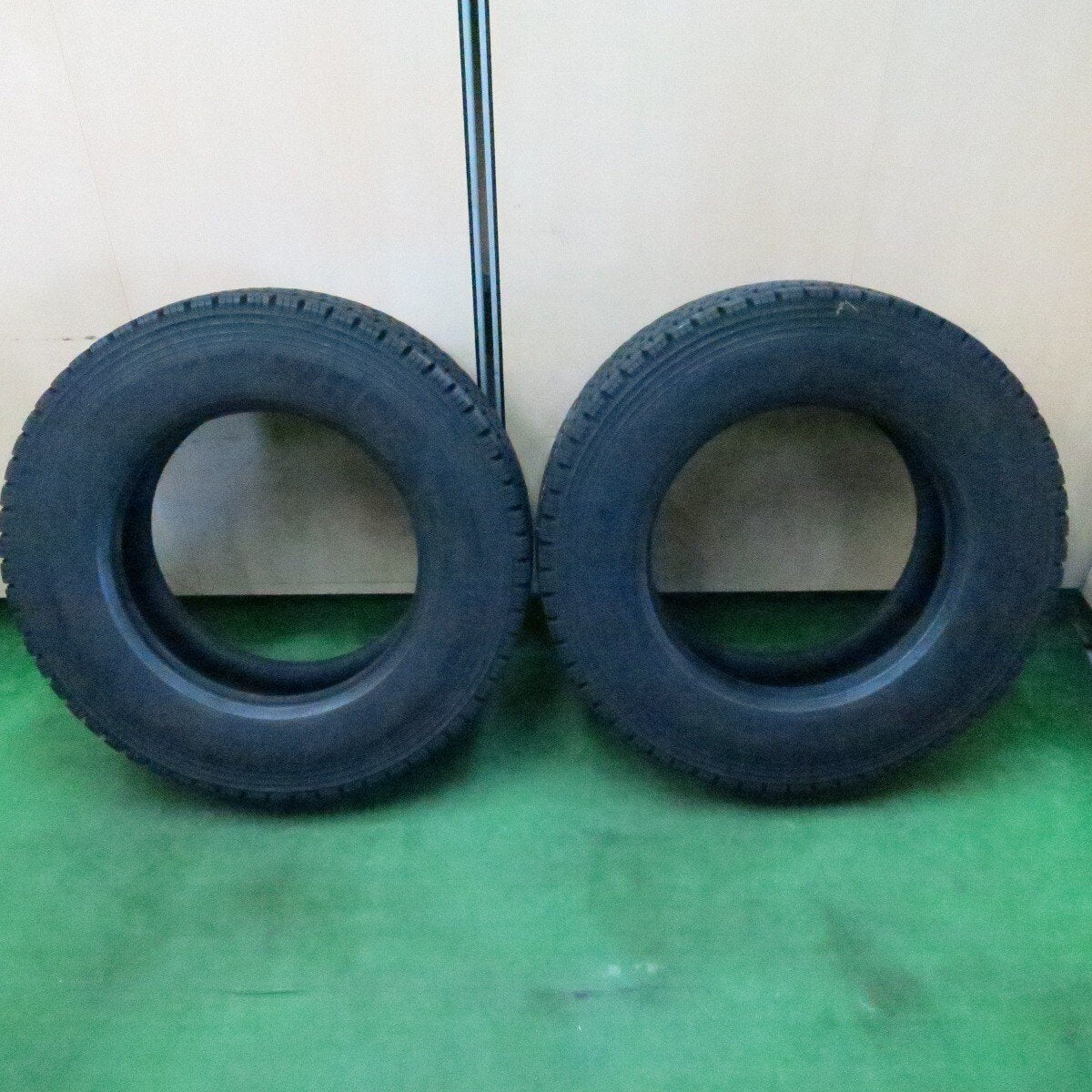 バリ溝！23年！9.5分★トラック タイヤ 245/70R19.5 136/134J スタッドレス ブリヂストン W999 19.5インチ★4050412ナス