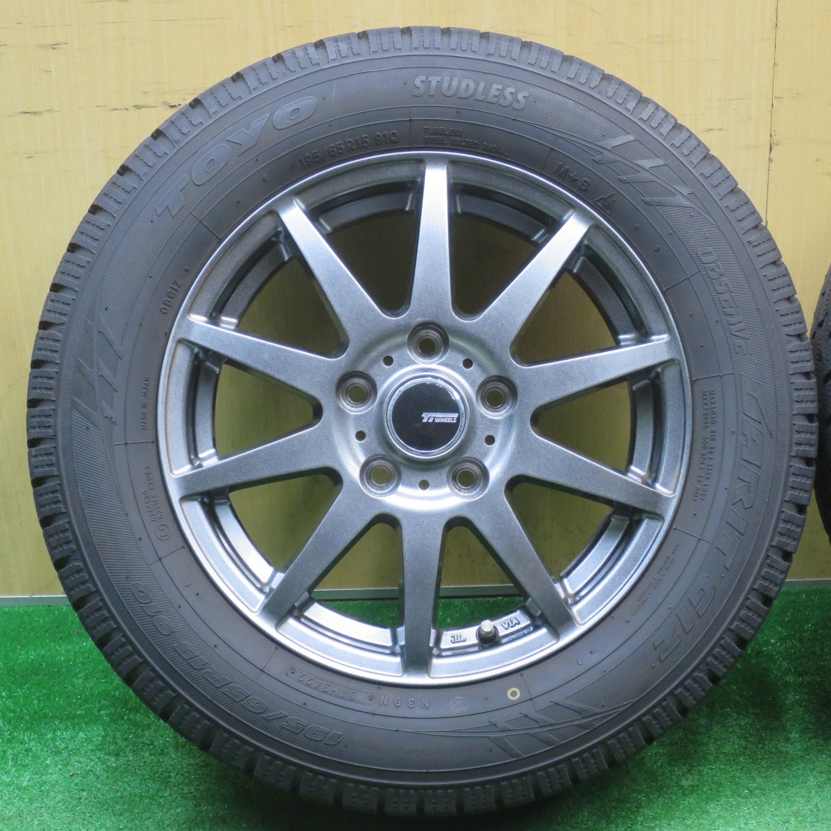 バリ溝！22年！キレイ！9.5分★スタッドレス 195/65R15 トーヨー オブザーブ ガリット GIZ Ti WHEELS 15インチ PCD114.3/5H★5111902NJス