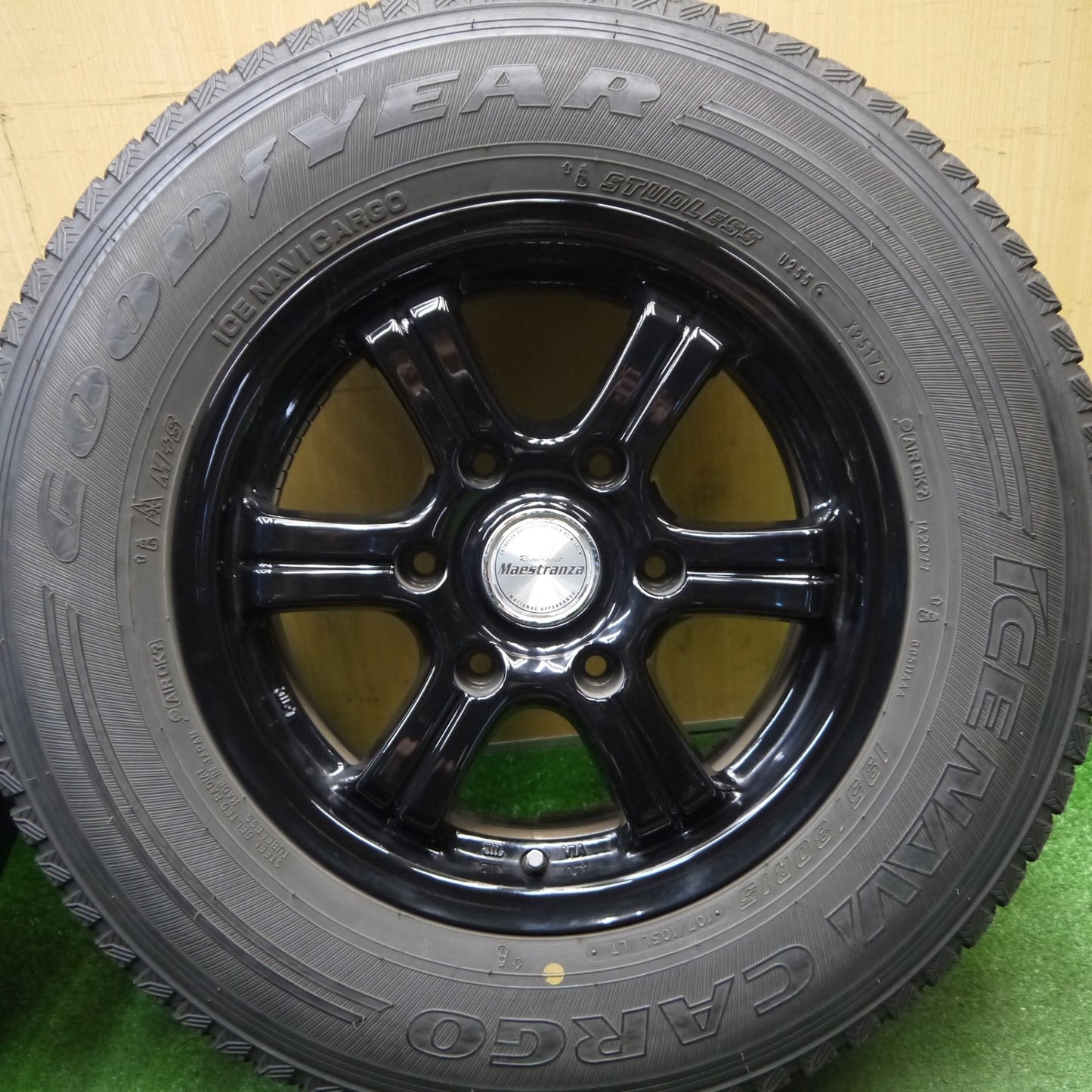 キレイ★スタッドレス 195/80R15 107/105L グッドイヤー アイスナビ CARGO Maestranza マエストランサ カーゴ 15インチ PCD139.7/6H★6012809Hス