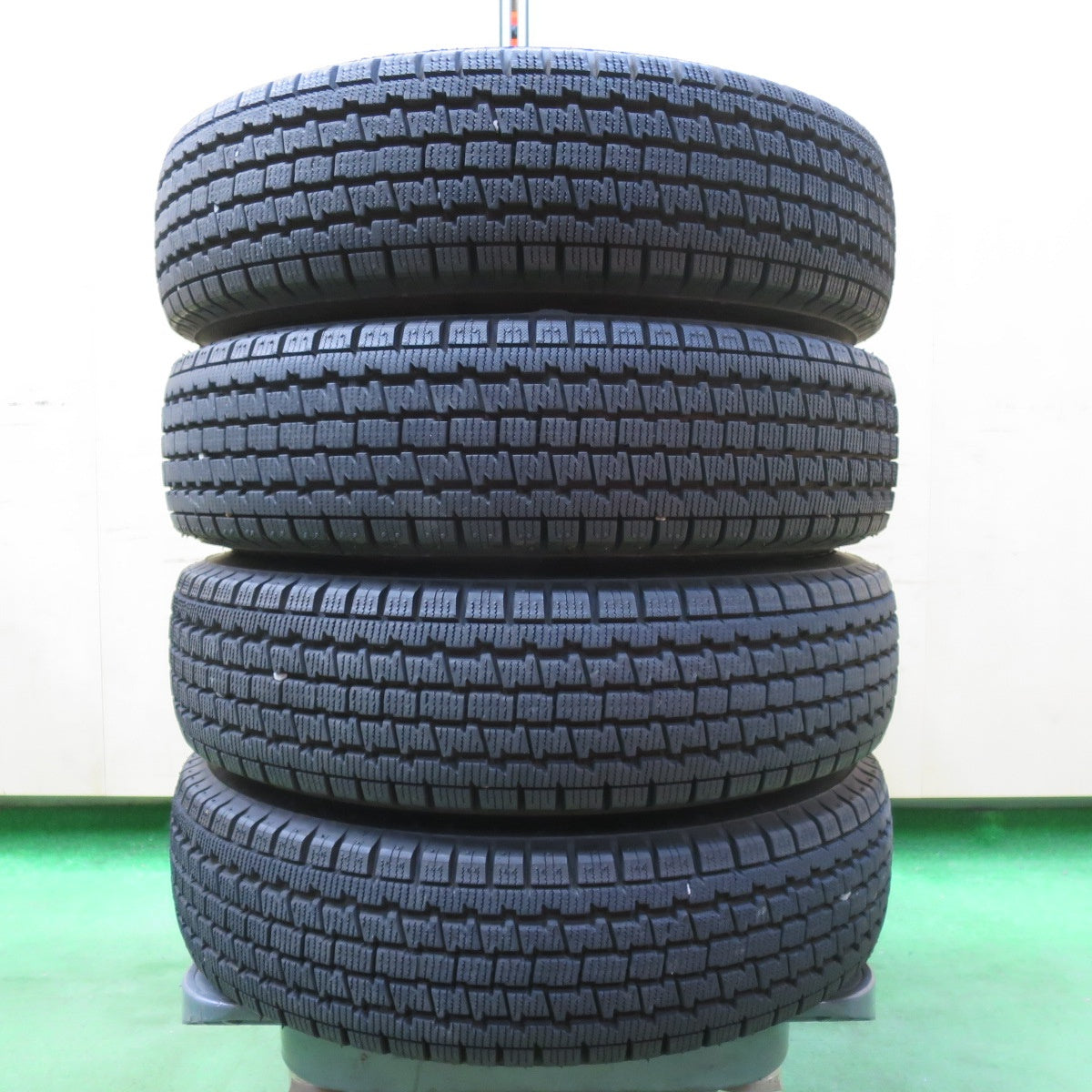 送料無料] 145&frasl;80r12 スタッドレス 23年製造 バリ溝 スズキ純正