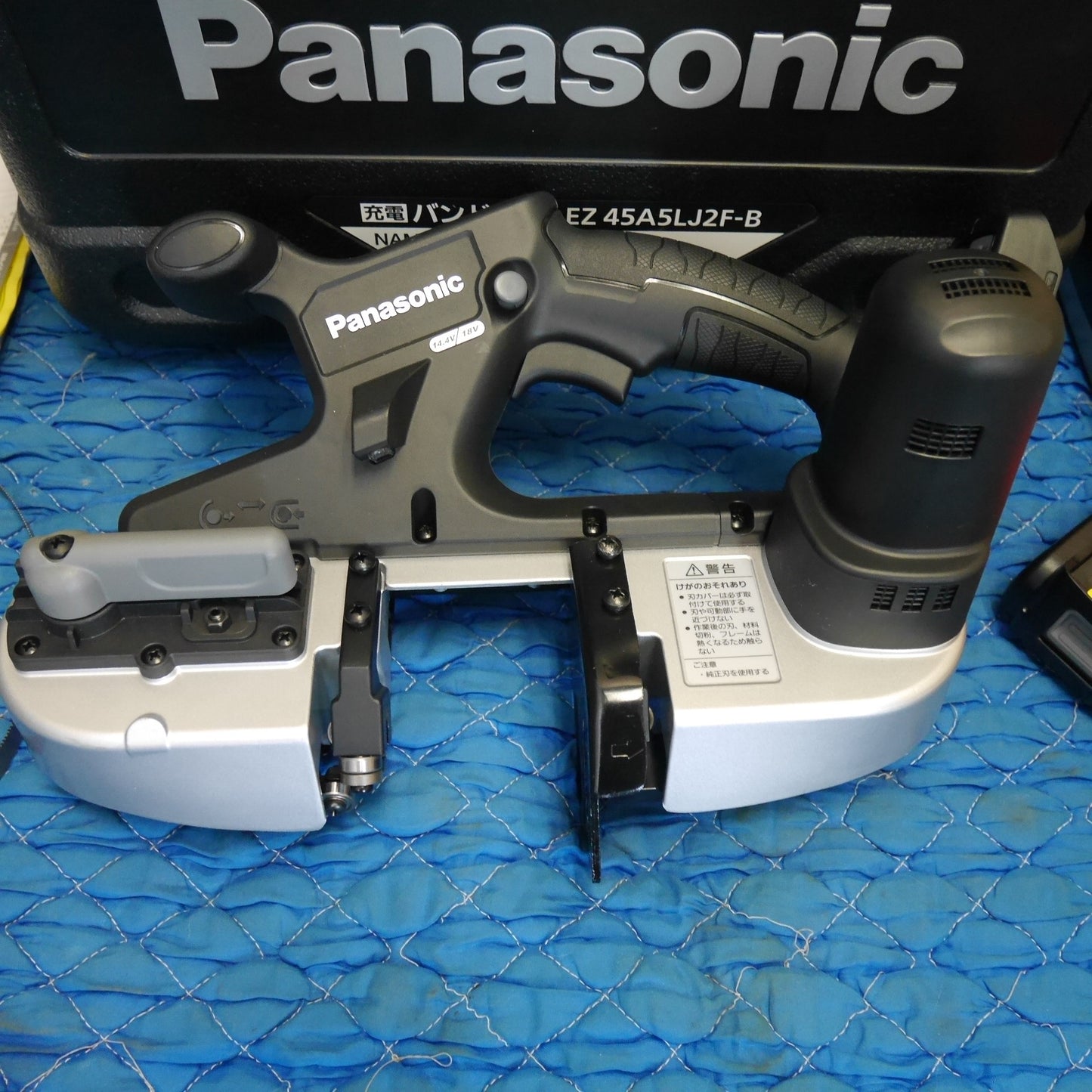 [送料無料] 美品！バッテリー2個☆Panasonic 充電 バンドソー EZ45A5LJ2F-B 電動 工具 切断機 充電器 EZ0L81 14.4V コードレス パナソニック☆