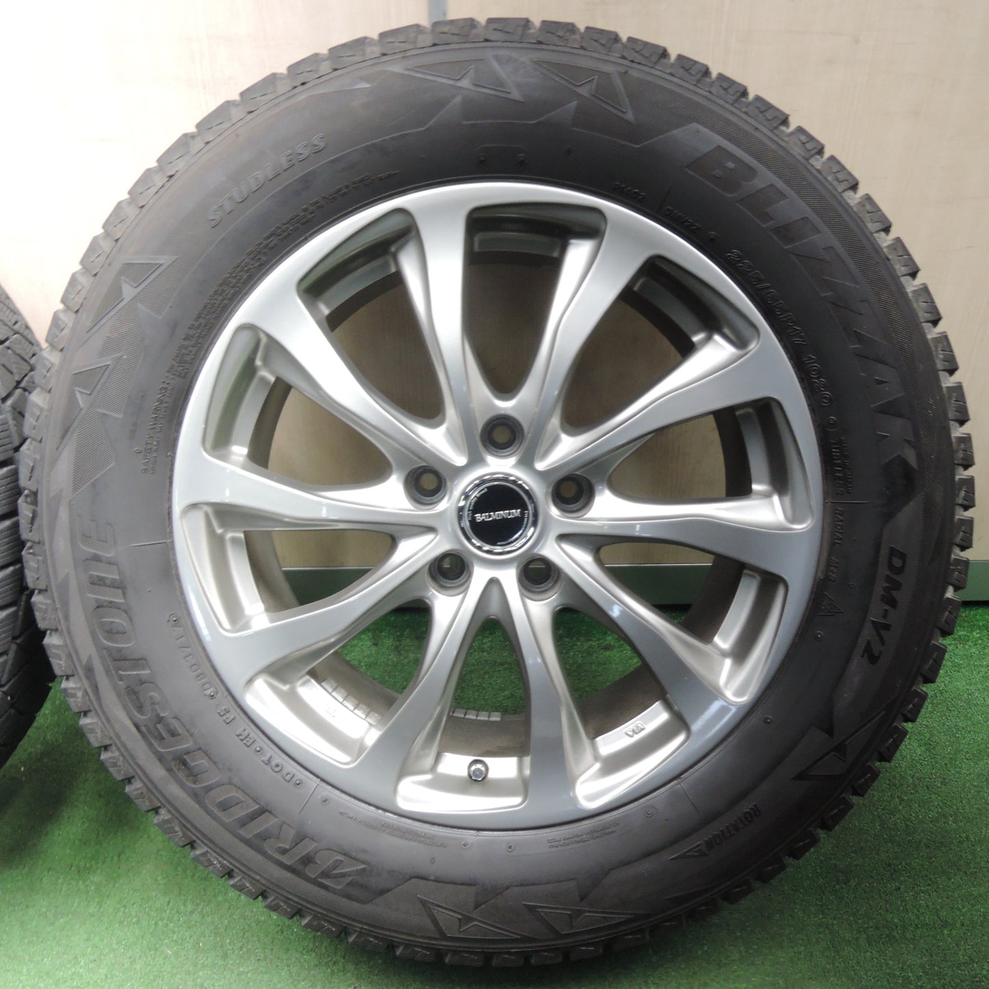 *送料無料* キレイ★スタッドレス 225/65R17 ブリヂストン ブリザック DM-V2 BALMINUM バルミナ 17インチ PCD114.3/5H★4032502TNス