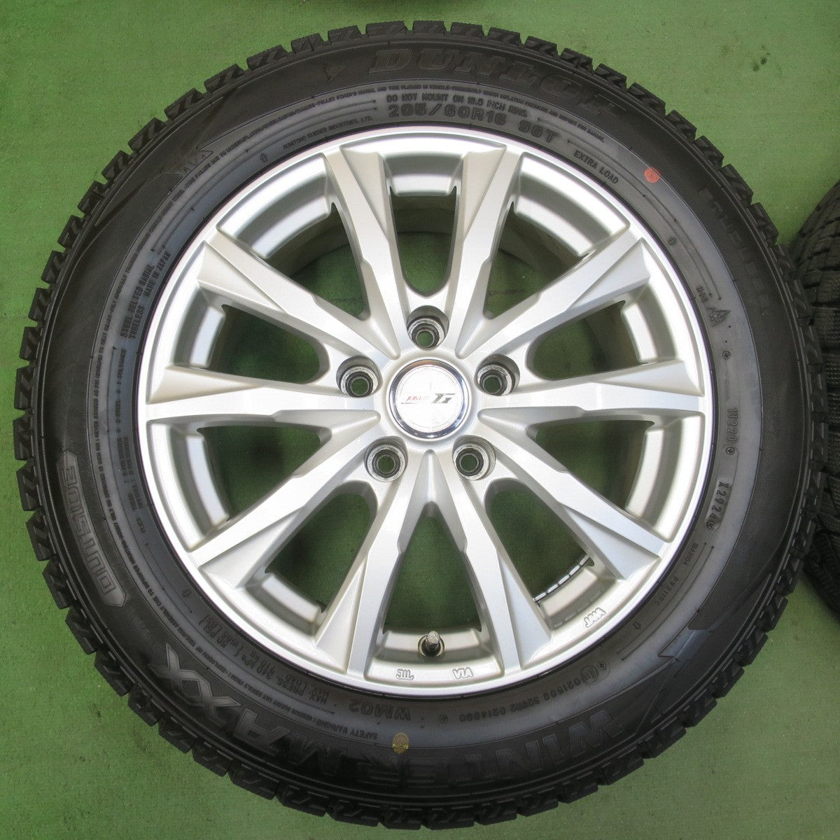 バリ溝！24年！キレイ！ほぼ10分★スタッドレス 205/60R16 ダンロップ ウインターマックス WM02 JOKER ジョーカー 16インチ PCD114.3/5H★5112902イス