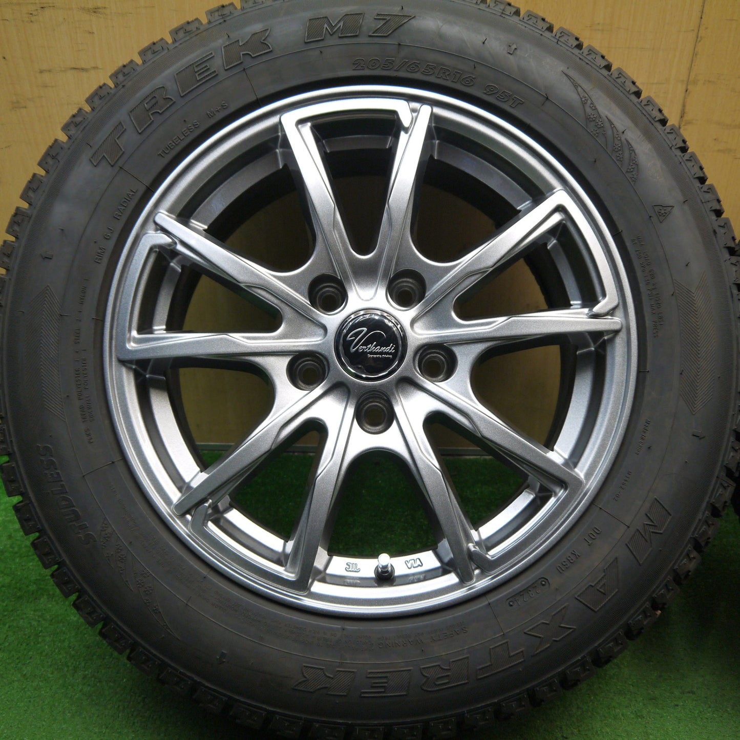バリ溝！24年！キレイ！9.5分★スタッドレス 205/65R16 マックストレック TREK M7 Verthandi ヴェルサンディ ヴェルザンディ 16インチ PCD114.3/5H★5052303Hス