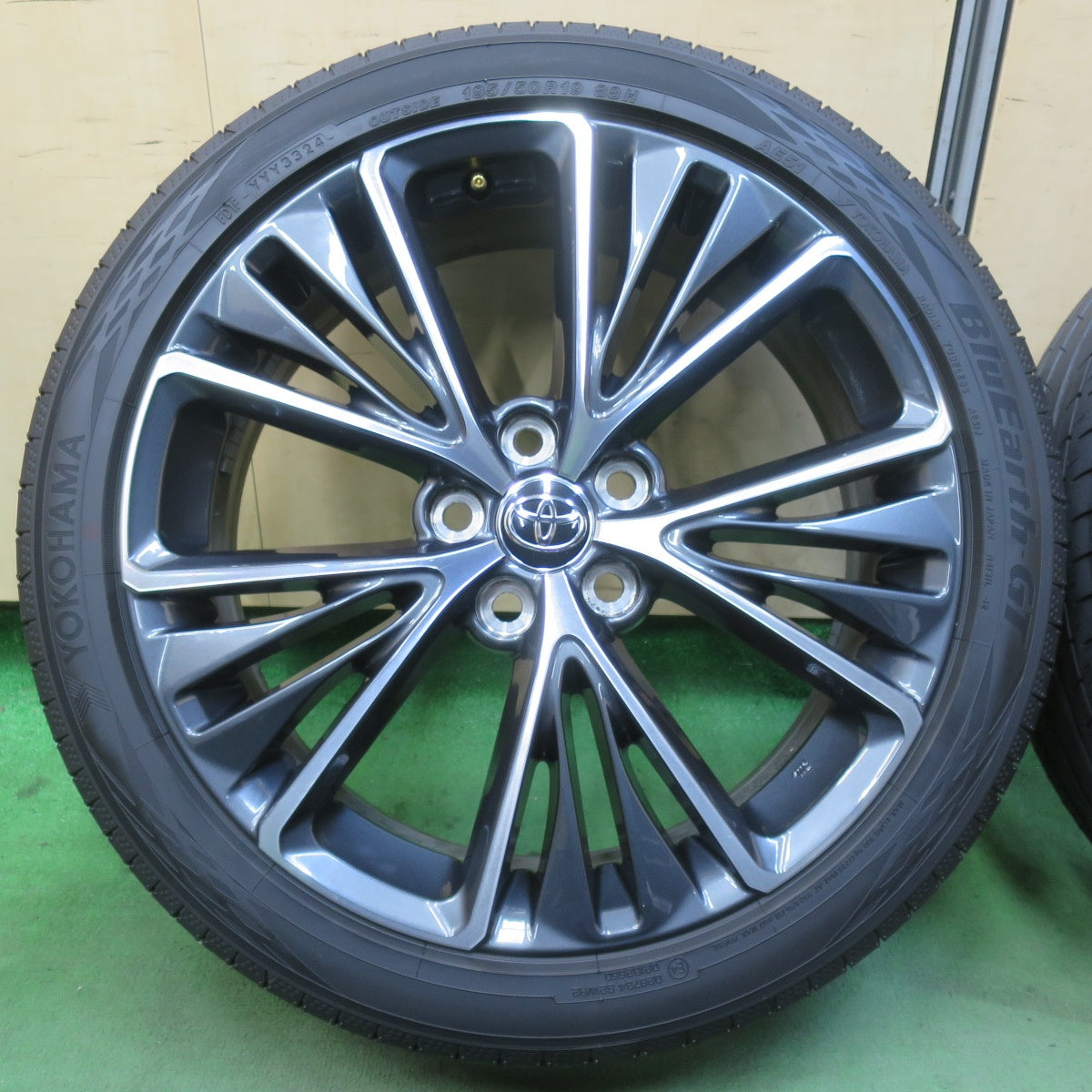 バリ溝！24年！キレイ！9.5分★トヨタ 60系 プリウス Zグレード 純正 195/50R19 ヨコハマ BluEarth-GT AE51 ブルーアース 19インチ PCD114.3/5H★5121307イノ