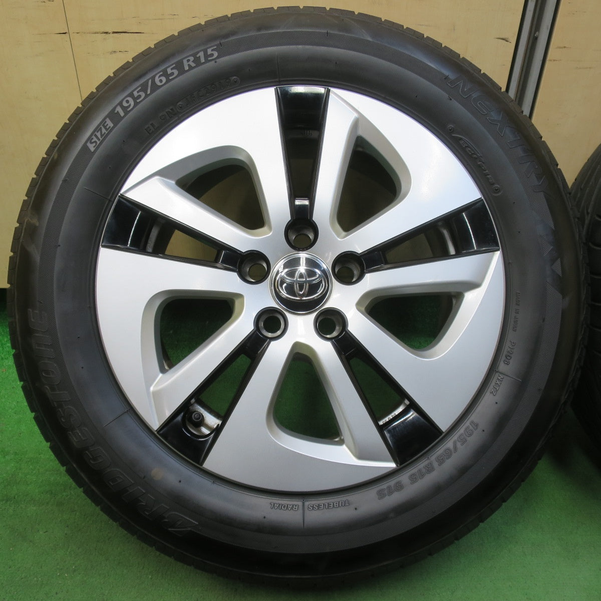 [送料無料] バリ溝！キレイ！8.5分★トヨタ 50系 プリウス 純正 195/65R15 ブリヂストン ネクストリー エコピア 15インチ PCD100/5H★5031806イノ