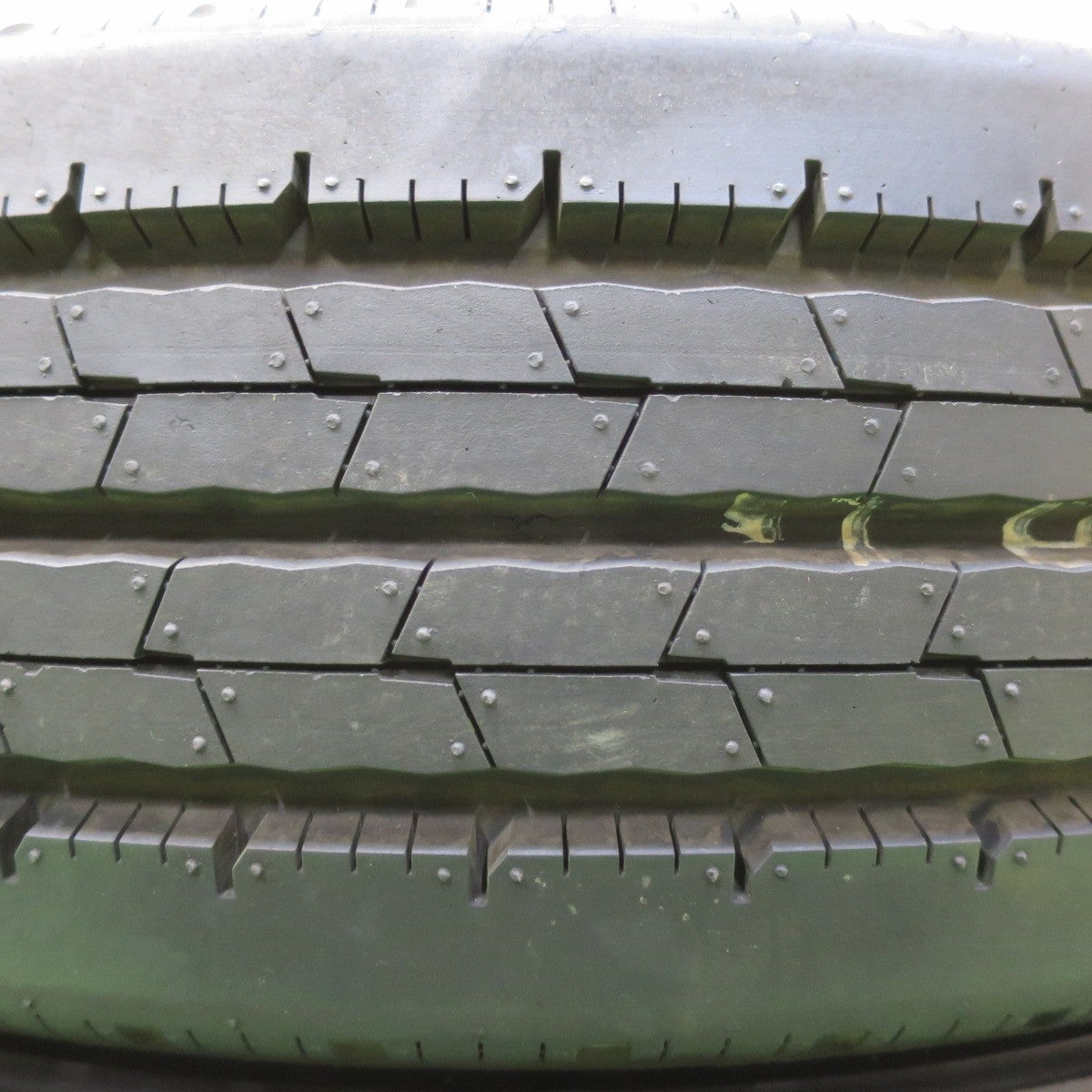 [送料無料] 新車外し！24年！ほぼ未使用★トラック タイヤ 205/75R16 113/111N ダンロップ エナセーブ SPLT50A 16インチ★4092409イノタ