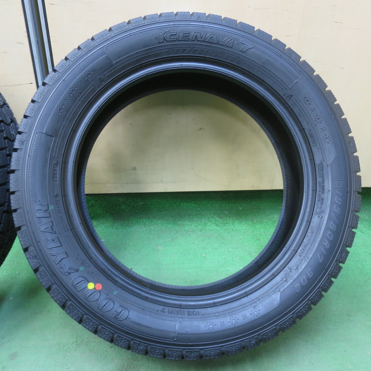 未使用！25年★スタッドレス 195/60R17 グッドイヤー アイスナビ7 タイヤ 17インチ ライズ ロッキー 60系 プリウス 等★6030414イスタ