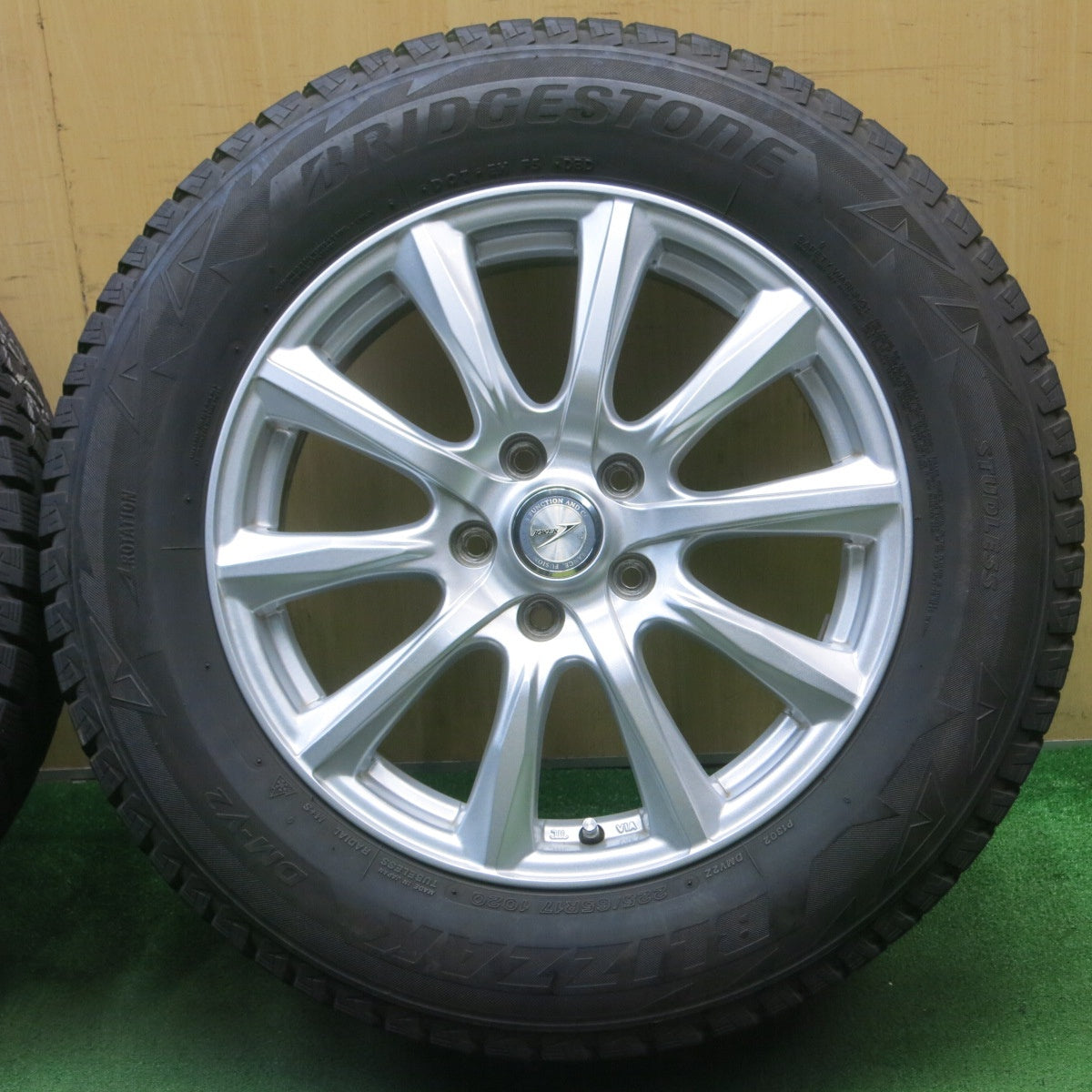 バリ溝！キレイ！9.5分★スタッドレス 225/65R17 ブリヂストン ブリザック DM-V2 JOKER ジョーカー 17インチ PCD114.3/5H★5051706NJス