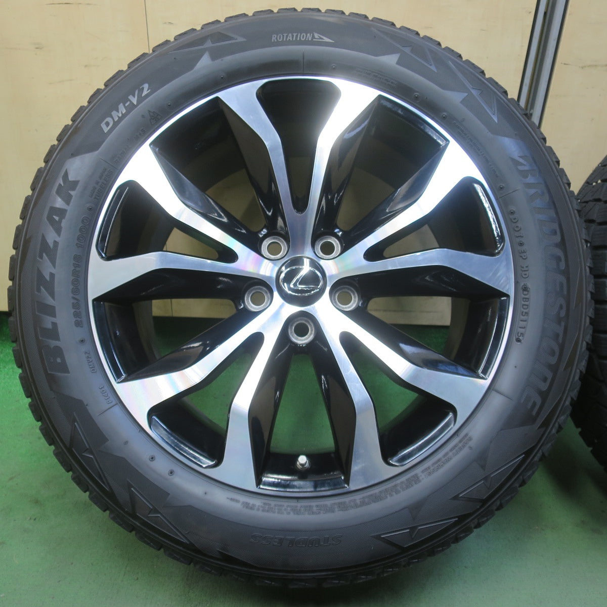 センサー付き！キレイ◎レクサス 10系 NX Fスポーツ 純正 225/60R18 スタッドレス ブリヂストン ブリザック DM-V2 18インチ PCD114.3/5H◎6092309イス
