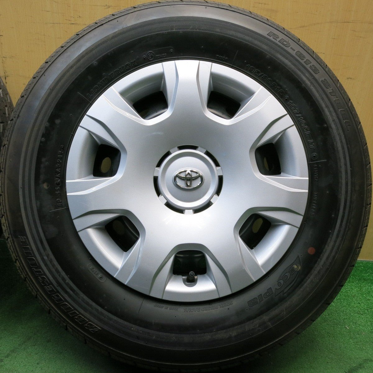 新車外し☆トヨタ 200系 ハイエース 純正 スチール 195/80R15