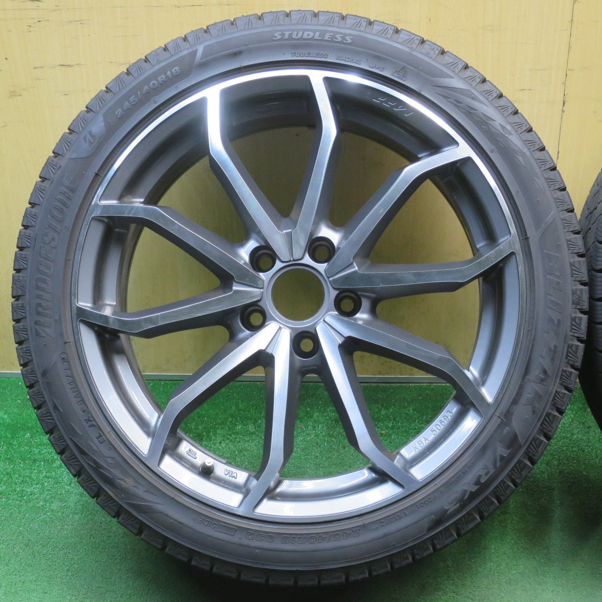 バリ溝！23年！9.5分★アウディ 等 MAK LOWE FF 245/40R18 スタッドレス ブリヂストン ブリザック VRX3 MFF レーベ 18インチ PCD112/5H★6051808NJス