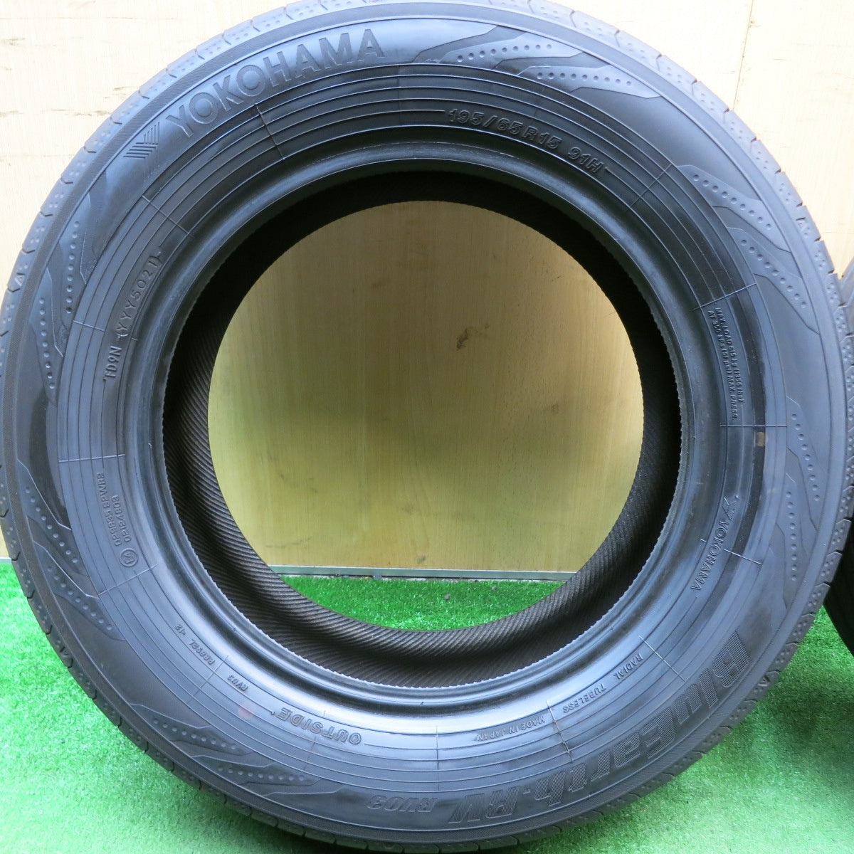バリ溝！22年！8.5分★195/65R15 ヨコハマ BluEarth-RV RV03 タイヤ ブルーアース 15インチ ノア ヴォクシー セレナ プリウス 等★5071706HAノタ