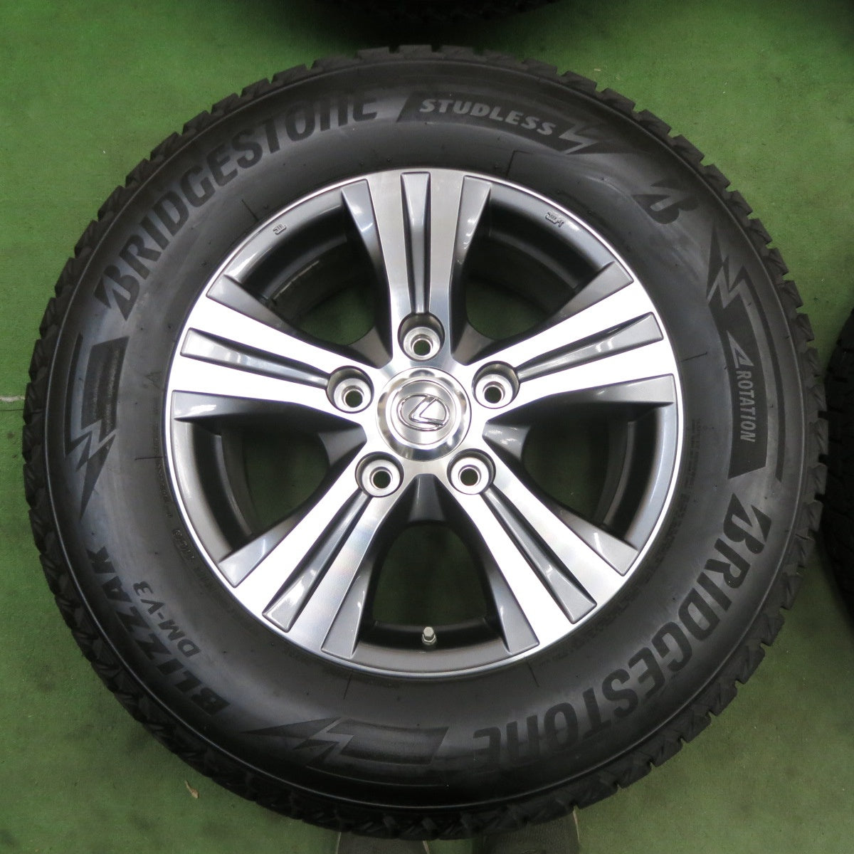 バリ溝！23年！キレイ！9.5分★レクサス LX 純正 285/60R18 スタッドレス ブリヂストン ブリザック DM-V3 18インチ PCD150/5H★6012802ナス