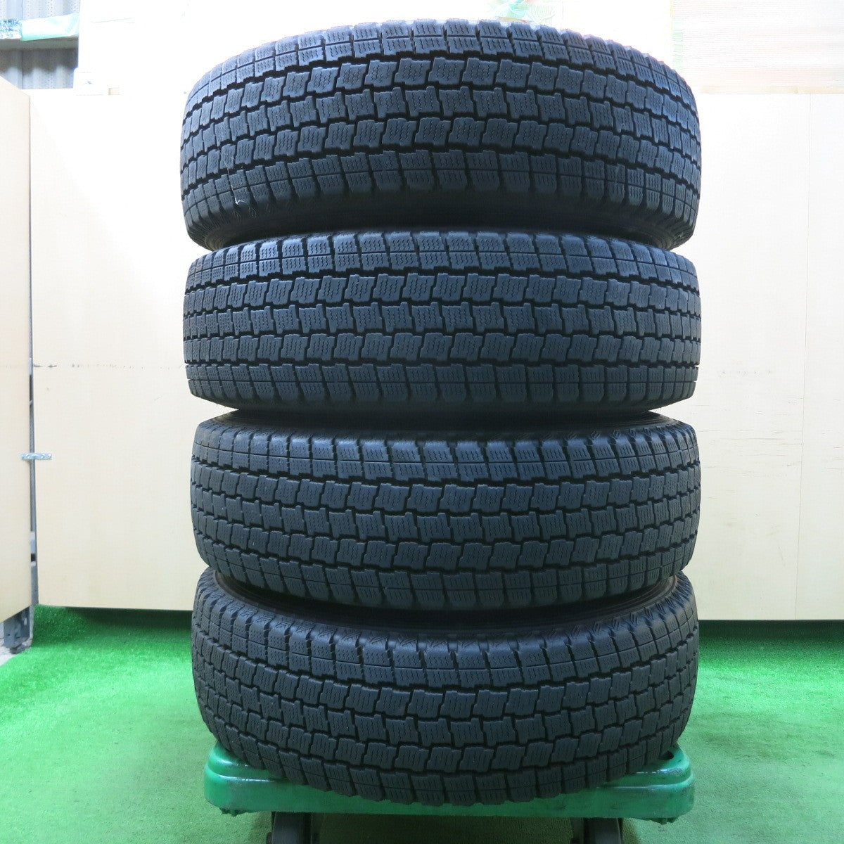 *送料無料* バリ溝！キレイ！9.5分★ハイエース等  KEEELER 195/80R15 スタッドレス グッドイヤー アイスナビ カーゴ キーラー 15インチ PCD139.7/6H★4041004イス