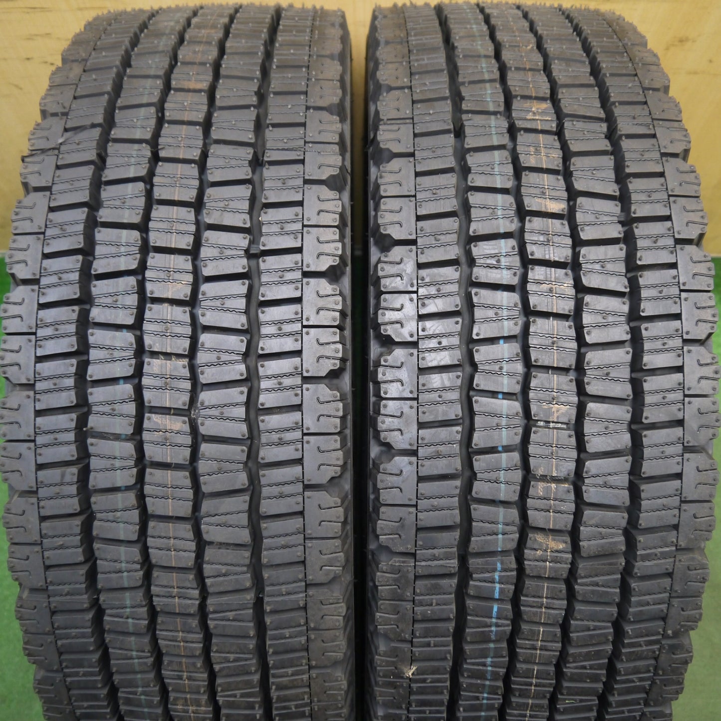 未使用！25年！2本★トラック タイヤ 245/70R19.5 136/134J スタッドレス ダンロップ デクテス SP081 DECTES 19.5インチ★6070110KKスタ