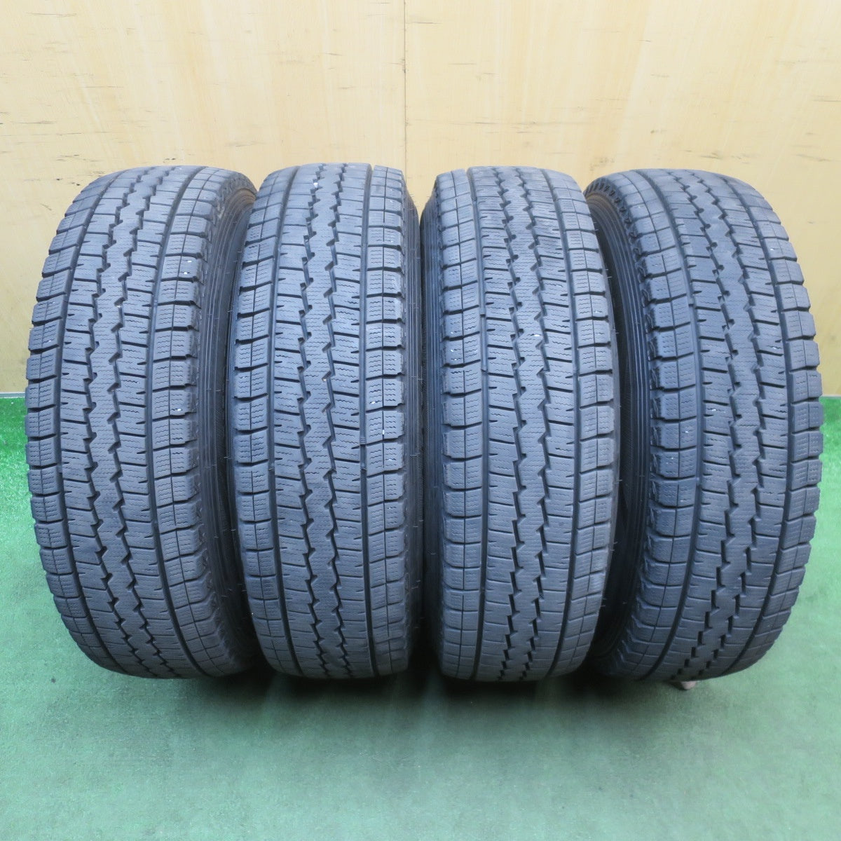 バリ溝！22年！9.5分◎スタッドレス 195/80R15 107/105L ダンロップ ウインターマックス SV01 SEIN SS ザイン 15インチ PCD139.7/6H◎6062303NJス