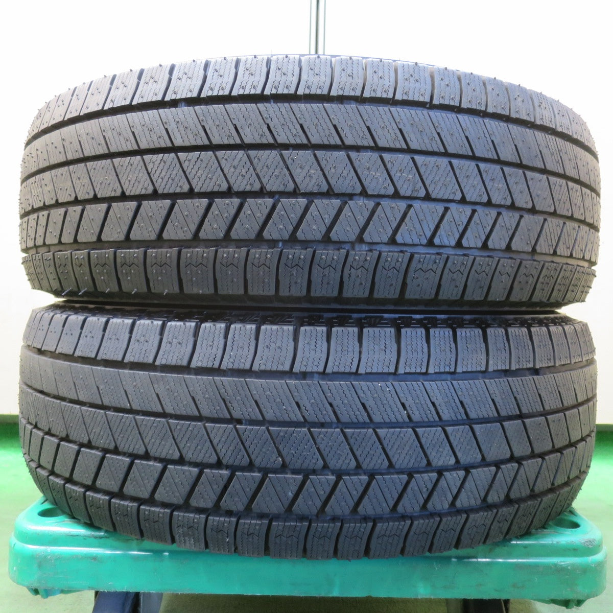 ほぼ未使用！24年！2本★スタッドレス 225/65R17 ブリヂストン ブリザック VRX3 タイヤ 17インチ 40系 アルファード ヴェルファイア 等★5112002イスタ
