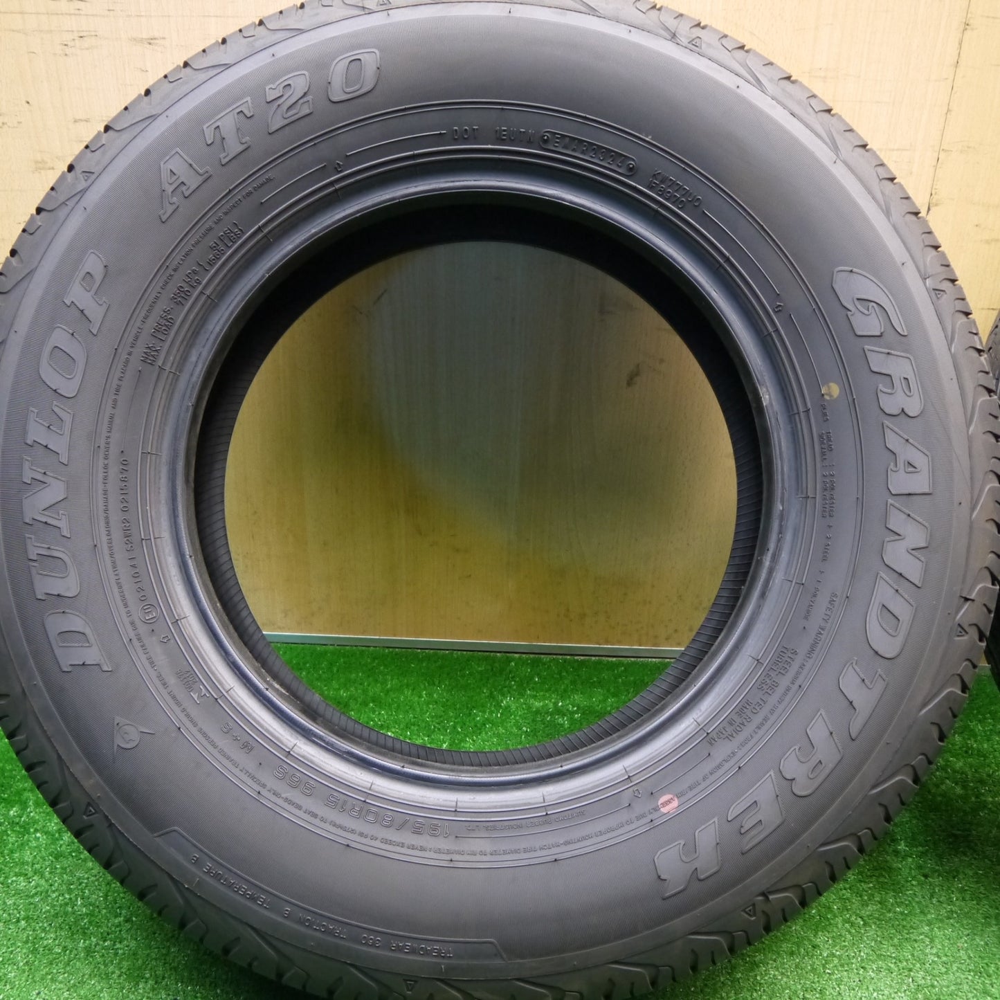 バリ溝！24年！8.5分★195/80R15 ダンロップ AT20 グラントレック 15インチ タイヤ ジムニー シエラ ハイエース 等★5111011Hノタ