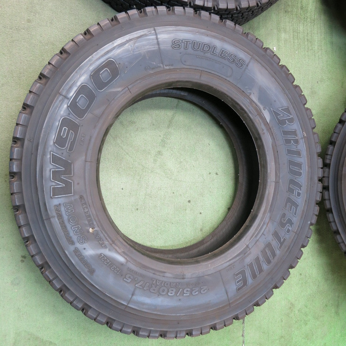 バリ溝！23年！8.5分★トラック タイヤ 225/80R17.5 123/122L スタッドレス ブリヂストン W900 17.5インチ★5111701ナスタ