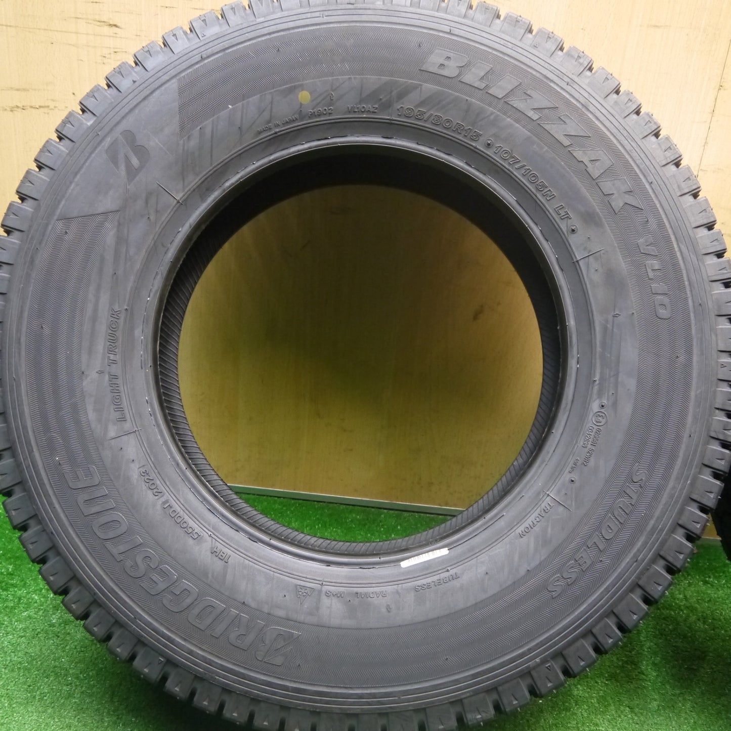 未使用！23年★スタッドレス 195/80R15 107/105N ブリヂストン ブリザック VL10 タイヤ 15インチ ハイエース キャラバン 等★6010512Hスタ
