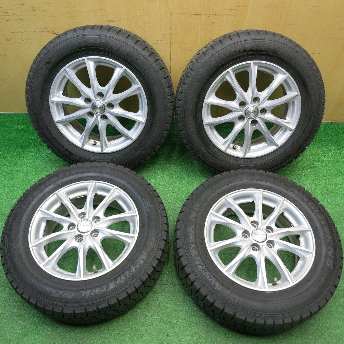 バリ溝！23年！キレイ！9.5分以上★プリウス 等 195/65R15 スタッドレス オートバックス ノーストレック N5 Exceeder エクシーダー 15インチ PCD100/5H★5112903HAス