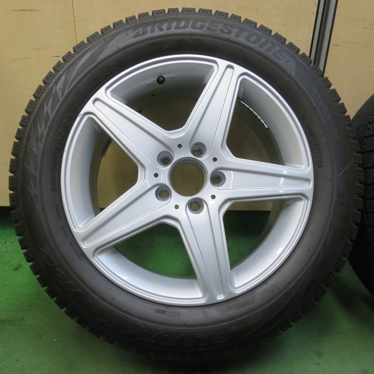 バリ溝！24年！9.5分★ベンツ 等 AGA Burg 225/55R17 スタッドレス ブリヂストン ブリザック VRX2 17インチ ブルグ PCD112/5H★6021904イス