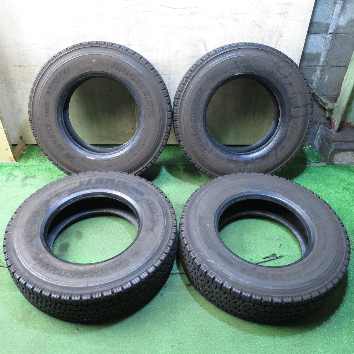 *送料無料* バリ溝！23年！9.5分★トラック タイヤ 225/80R17.5 123/122L スタッドレス ブリヂストン W999 17.5インチ★4032601クスタ