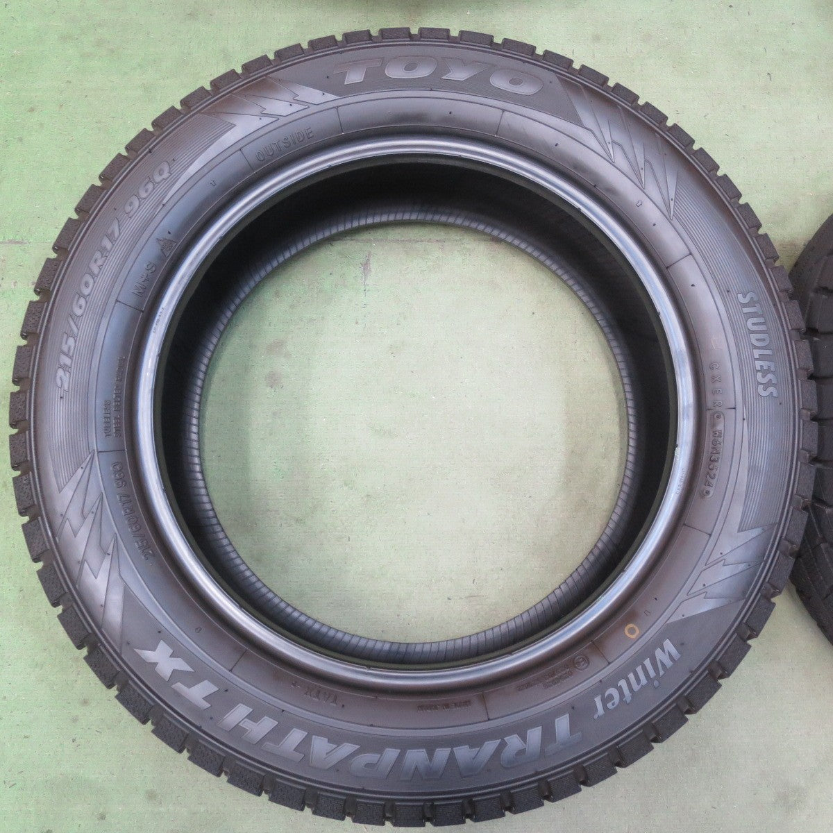 バリ溝！24年！9.5分★スタッドレス 215/60R17 トーヨー ウインター トランパス TX タイヤ 17インチ C-HR カローラクロス アルファード ヴェルファイア 等★6062604イスタ