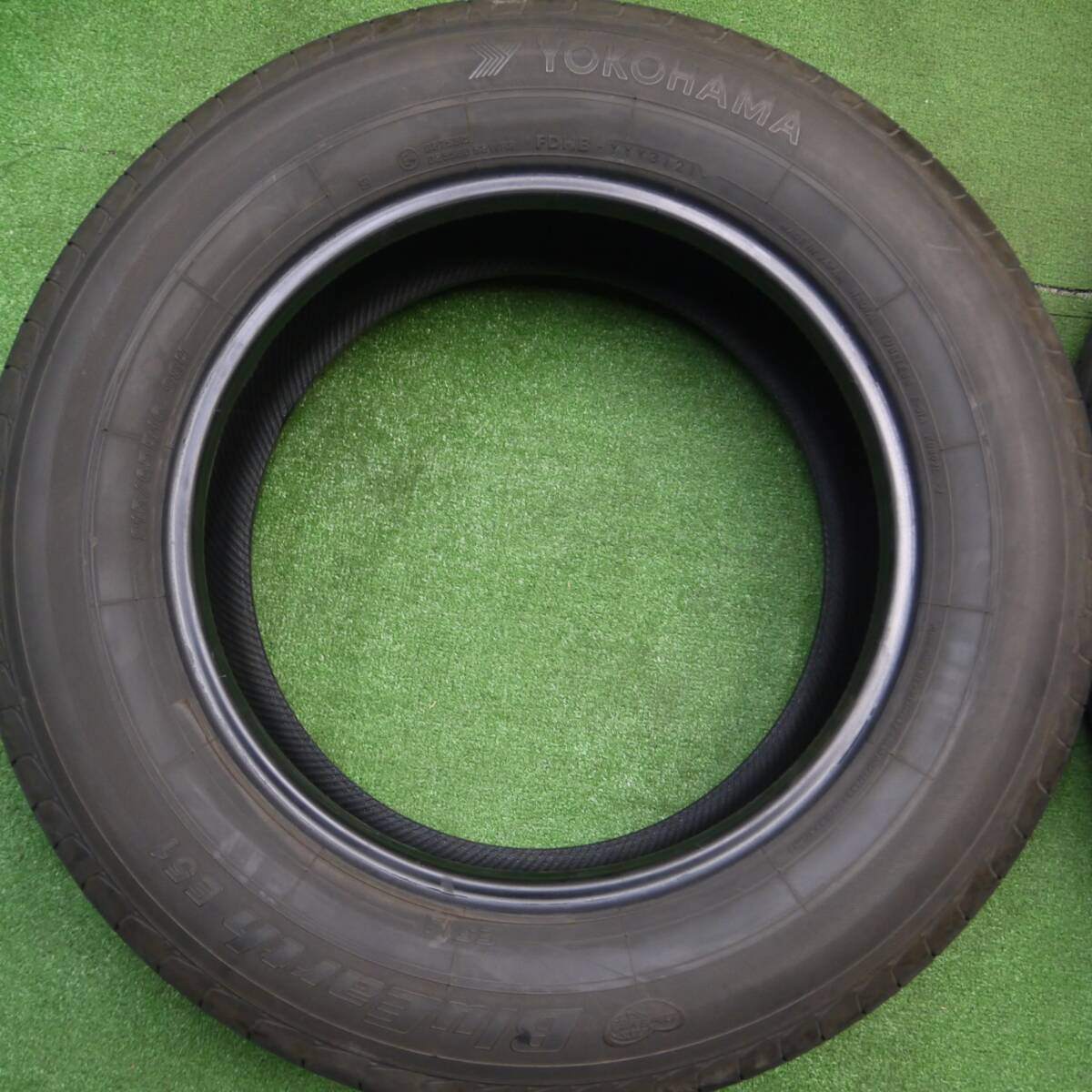 [送料無料] バリ溝 22年 8.5分★215/65R16 ヨコハマ ブルーアース E51 E51A タイヤ 16インチ ヴェルファイア アルファード エルグランド 等★4122501Hノタ