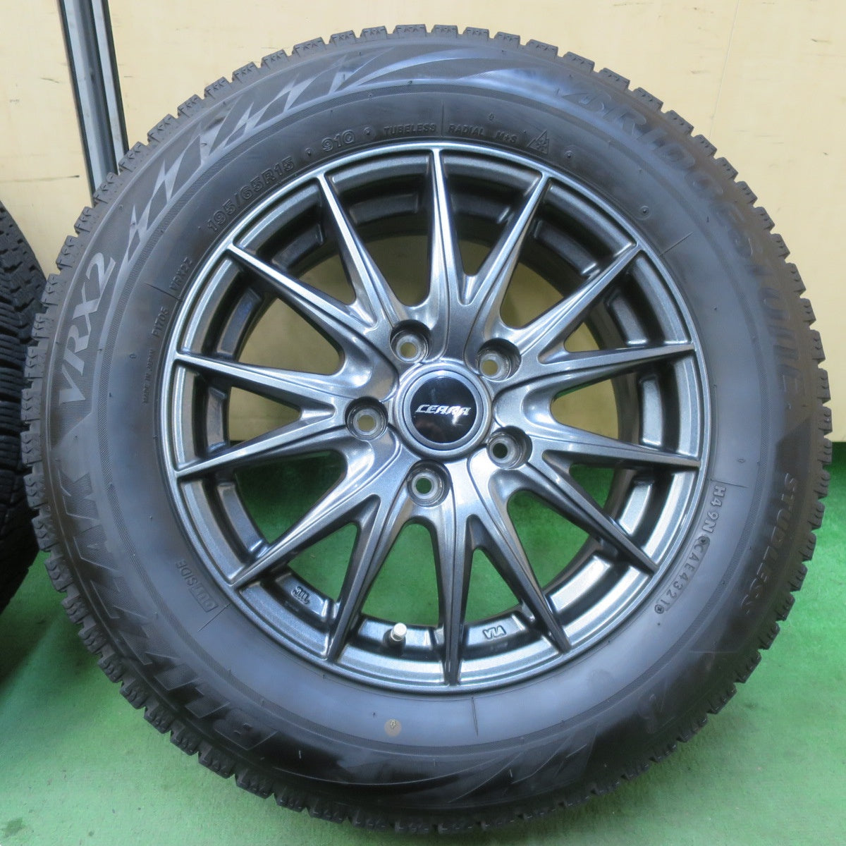 バリ溝！21年！キレイ！8.5分★スタッドレス 195/65R15 ブリヂストン ブリザック VRX2 CEARA 社外 アルミ 15インチ PCD114.3/5H★5122406イス